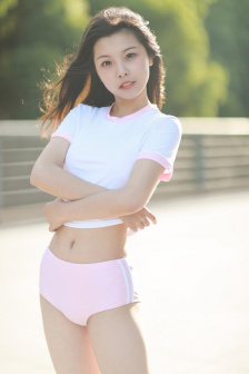 挽起裙子在桌子上迈开腿广告